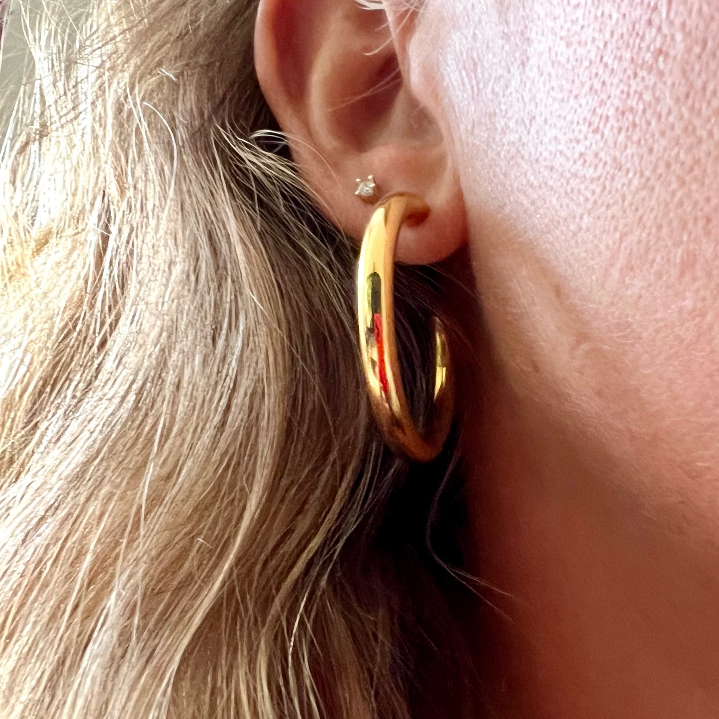 Pendientes de aro criolla mediano y grueso en acero hipoalergénico con baño de oro 18 kilates. Gold plated sterling silver big hoop stainless steel hipoallergenic earrings