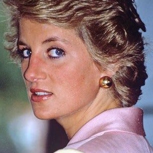 PENDIENTES redondos o DE BOLA GRANDES REDONDOS ESTILO VINTAGE o lady di. Son de acero hipoalergénico resistente al agua y bañado en oro. Diseño similar a bottega veneta y los ha llevado maria pombo