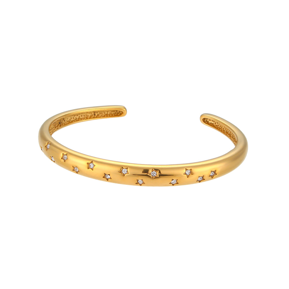 Pulsera o brazalete rígido tipo esclava resistente al agua. Está confeccionado en acero inoxidable con baño de oro 18 kilates o plata rodiada. tiene circonitas en forma de estrellas.Gold plated stainless Steel stiff or rigid waterproof rainbow zircon star bangle bracelet.