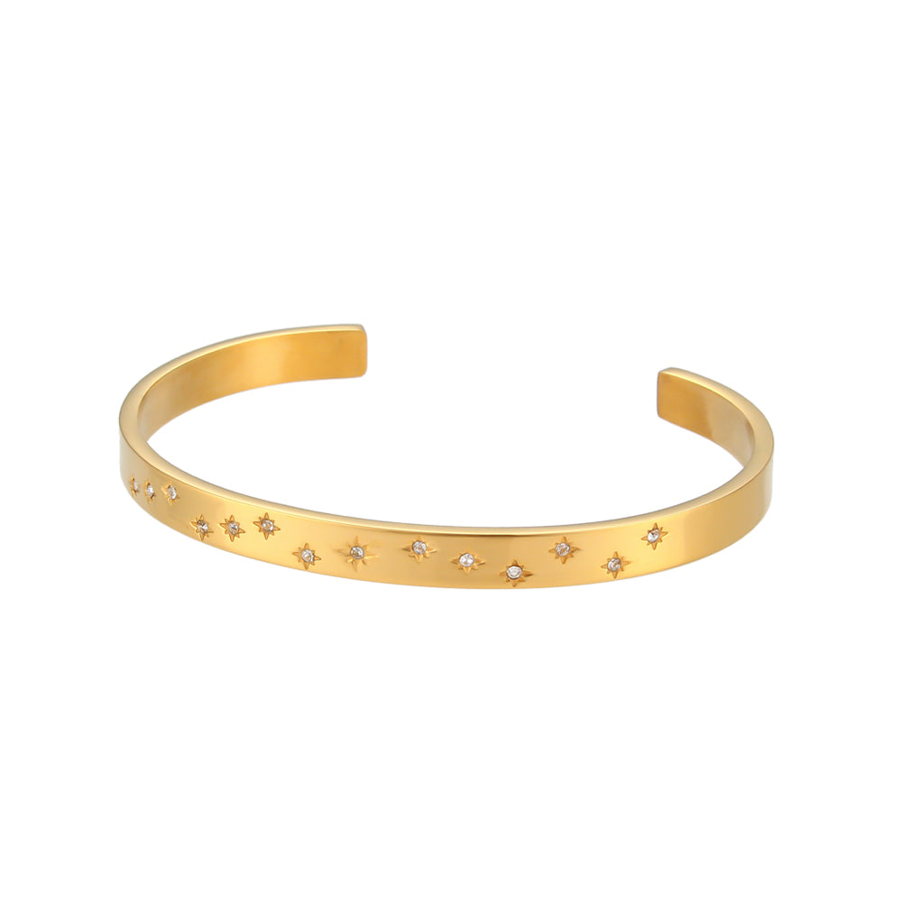 Pulsera o brazalete rígido tipo esclava resistente al agua. Está confeccionado en acero inoxidable con baño de oro 18 kilates o plata rodiada. tiene circonitas en forma de estrellas.Gold plated stainless Steel stiff or rigid waterproof rainbow zircon star bangle bracelet.