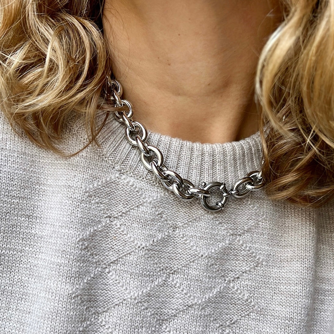 collar dorado o plata de eslabón grueso o gordo confeccionado en acero para looks de oficina y old money