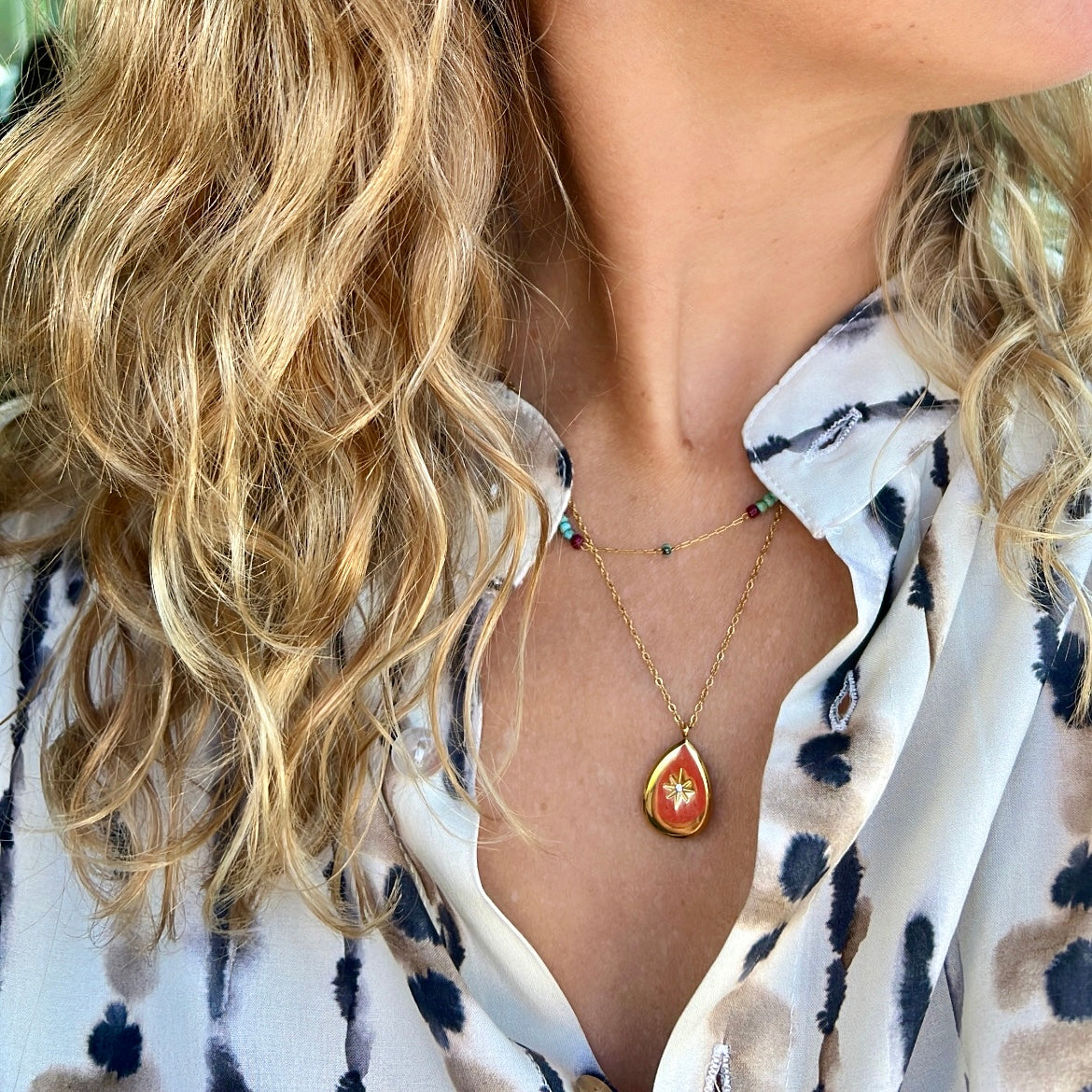 gargantilla de cadena larga con colgante en forma de lágrima y brillante de estrella. Es de acero hipoalergénico bañado en oro y resistente al agua. Gold plated stainless steel waterproof tear drop pendant necklace for layering