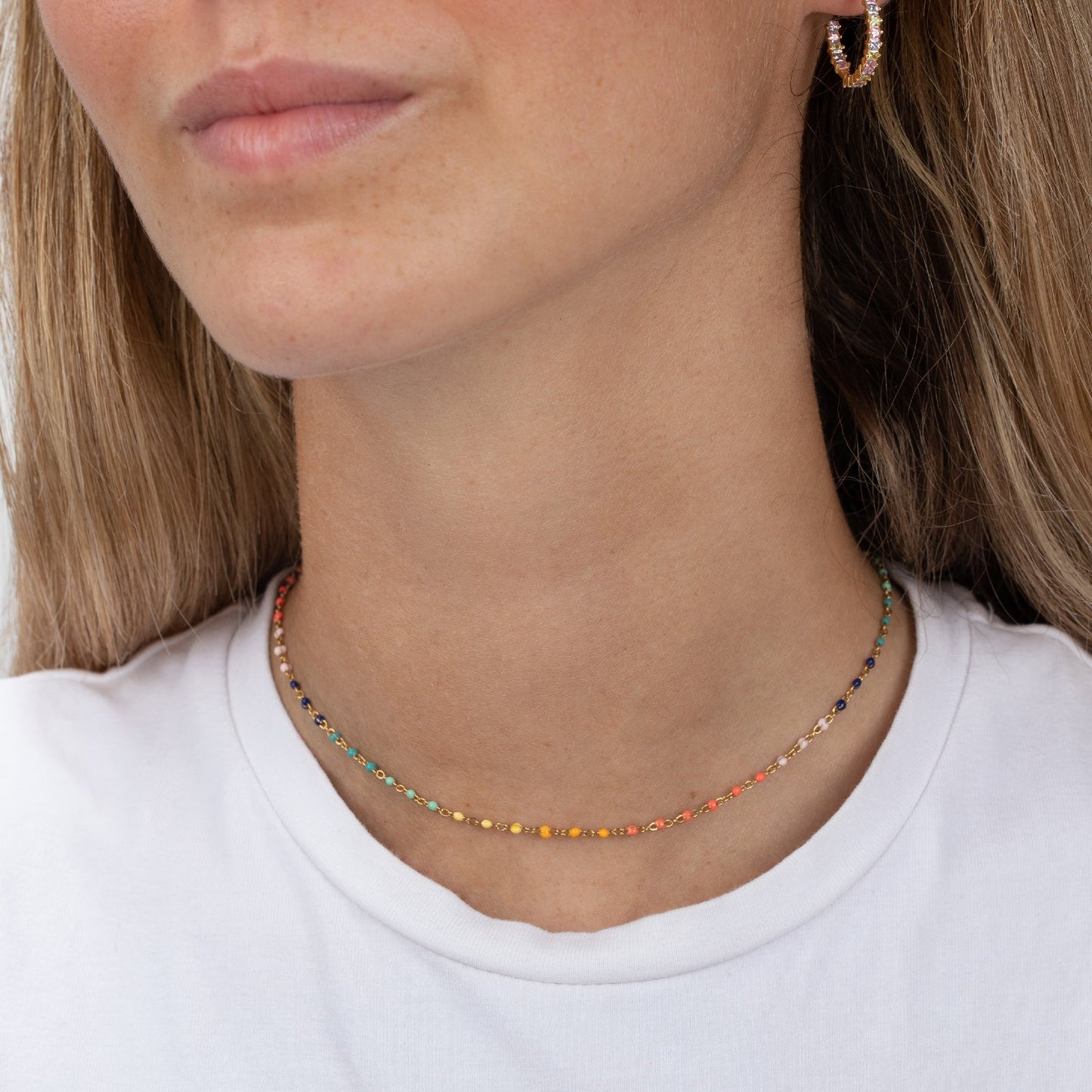 gargantilla dorada waterproof o resistente al agua confeccionada en acero con baño de oro de 3 micras. Tiene bolitas de enamel multicolor y el cierre es ajustable. collar hipoalergénico e inoxidable. gold plated stainless steel color bead necklace.