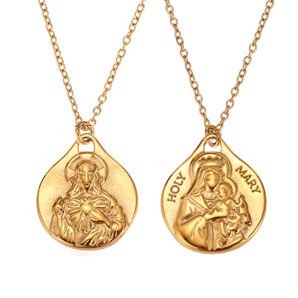 colgante con escapulario de la virgen del carmen y el sagrado corazón de jesús. El material es acero inoxidable, quirúrgico e hipoalergénico color oro. Es un collar religioso católico perfecto para regalar en una primera comunión a niños y niñas.