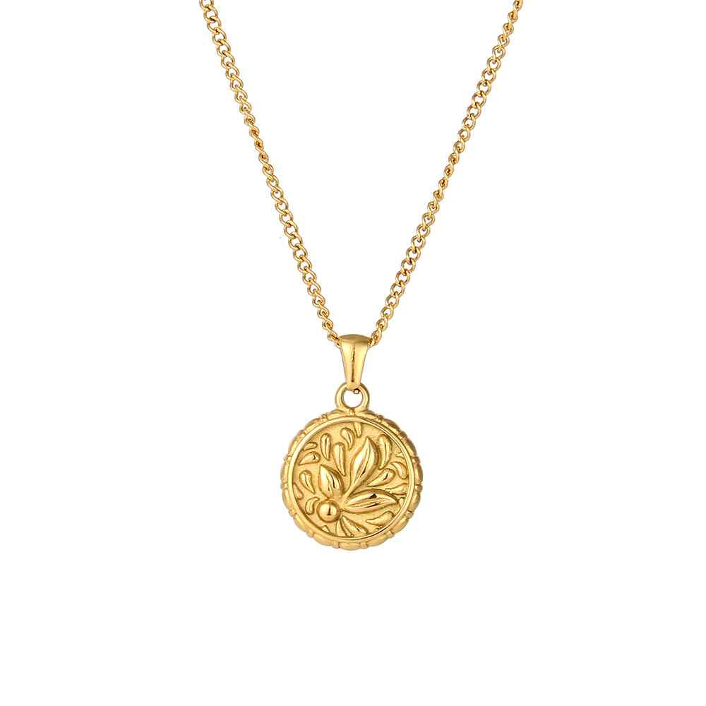 gargantilla de cadena larga con medalla de flor en relieve. Es de acero hipoalergénico bañado en oro y resistente al agua. Gold plated stainless steel waterproof flower pendant necklace for layering