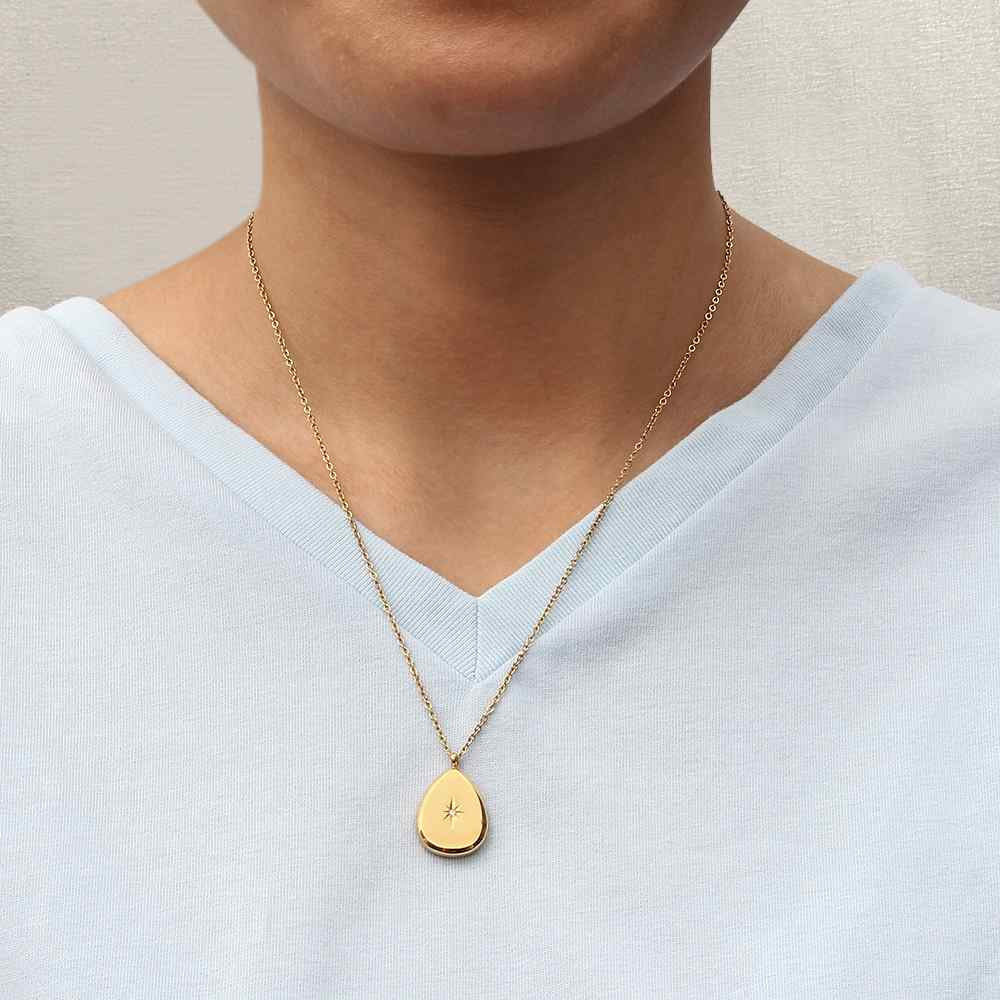 gargantilla  de cadena larga con colgante en forma de lágrima y brillante de estrella. Es de acero hipoalergénico bañado en oro y resistente al agua. Gold plated stainless steel waterproof tear drop pendant necklace for layering