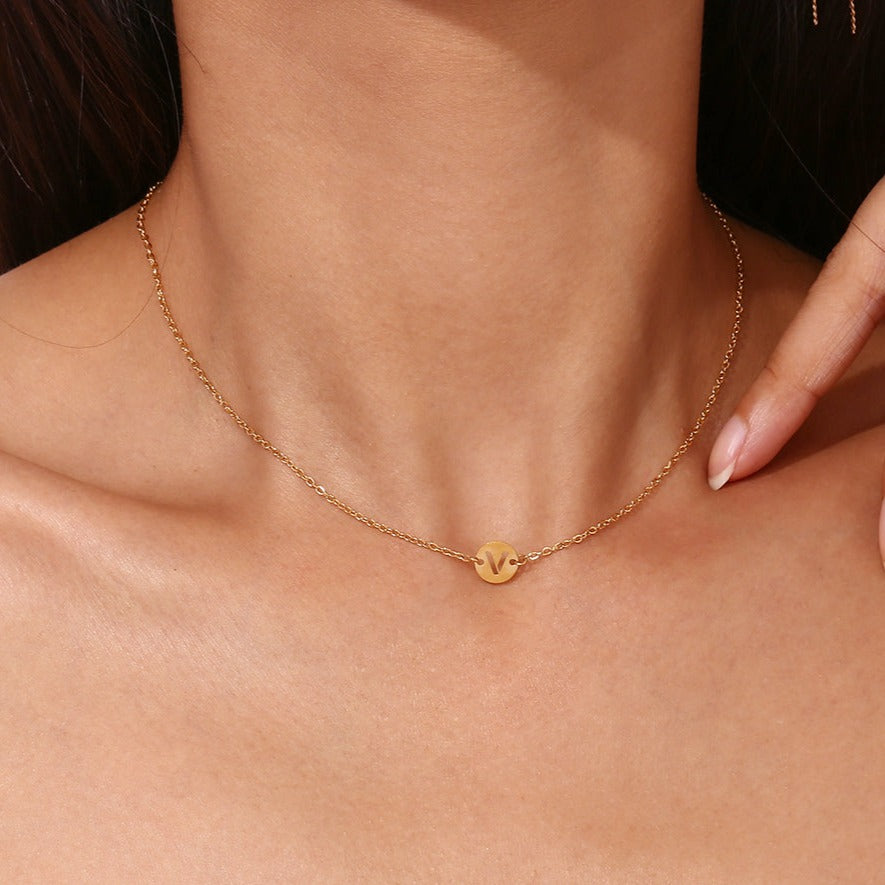 collar o colgante personalizado con letra inicial del nombre. ideal como regalo barato para invitadas a boda o testigos. es de acero inoxidable e hipoalergénico dorado o plateado. gold plated stainless steel letter necklace for wedding guests gift.