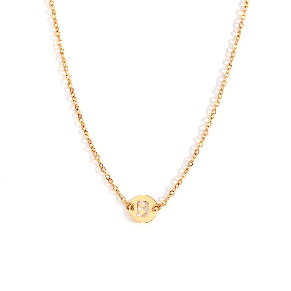 collar o colgante personalizado con letra inicial del nombre. ideal como regalo barato para invitadas a boda o testigos. es de acero inoxidable e hipoalergénico dorado o plateado. gold plated stainless steel letter necklace for wedding guests gift.