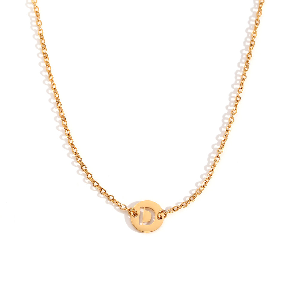 collar o colgante personalizado con letra inicial del nombre. ideal como regalo barato para invitadas a boda o testigos. es de acero inoxidable e hipoalergénico dorado o plateado. gold plated stainless steel letter necklace for wedding guests gift.