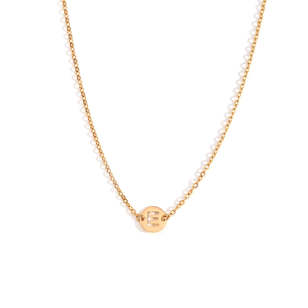 collar o colgante personalizado con letra inicial del nombre. ideal como regalo barato para invitadas a boda o testigos. es de acero inoxidable e hipoalergénico dorado o plateado. gold plated stainless steel letter necklace for wedding guests gift.