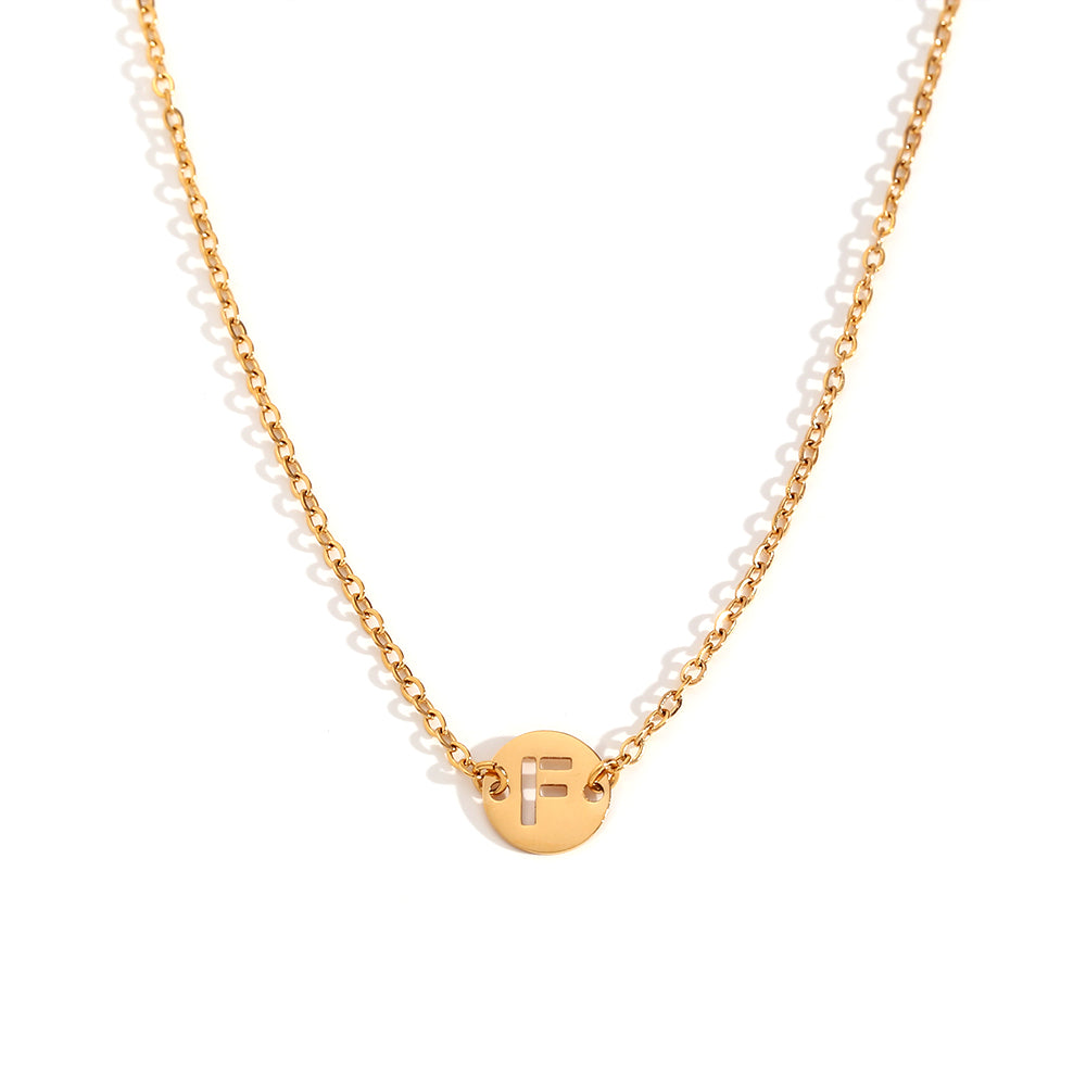 collar o colgante personalizado con letra inicial del nombre. ideal como regalo barato para invitadas a boda o testigos. es de acero inoxidable e hipoalergénico dorado o plateado. gold plated stainless steel letter necklace for wedding guests gift.