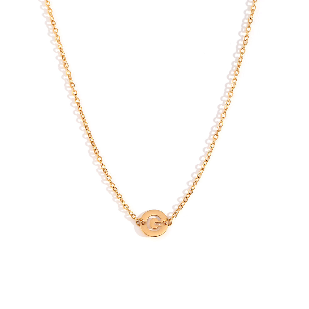 collar o colgante personalizado con letra inicial del nombre. ideal como regalo barato para invitadas a boda o testigos. es de acero inoxidable e hipoalergénico dorado o plateado. gold plated stainless steel letter necklace for wedding guests gift.