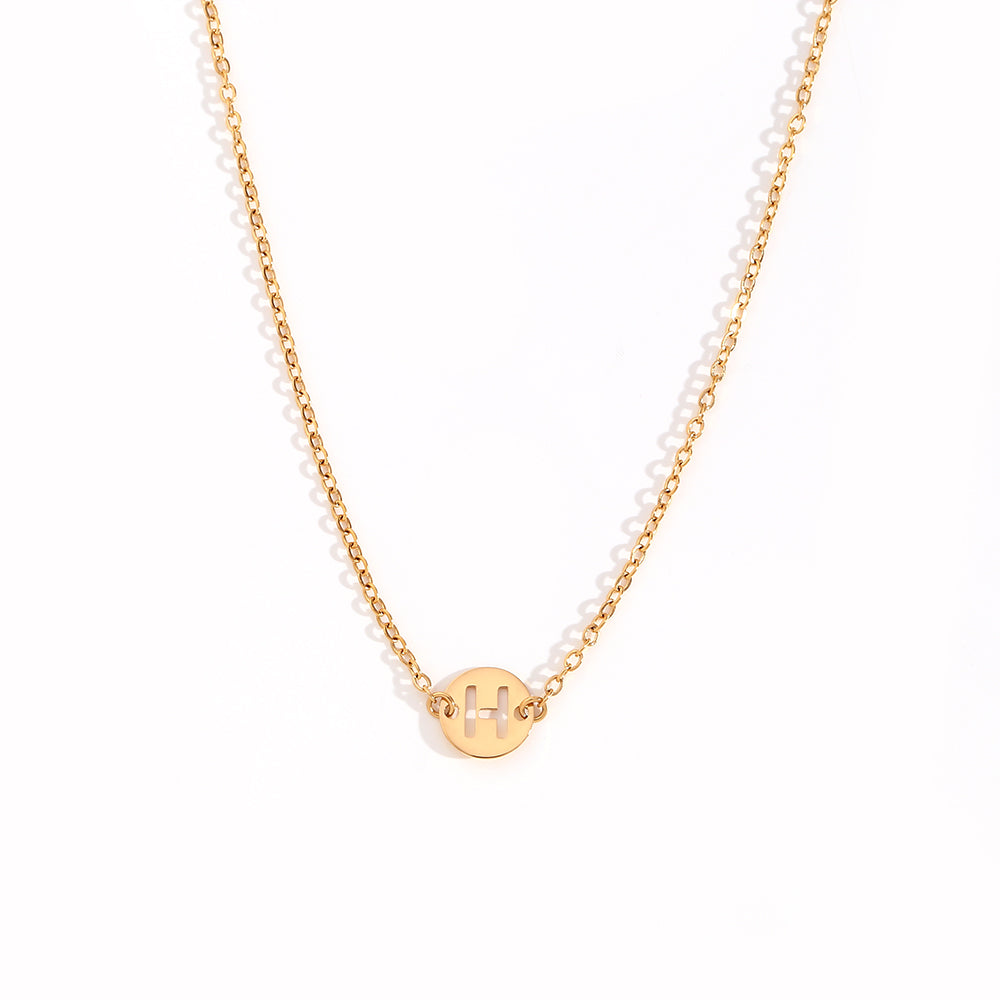 collar o colgante personalizado con letra inicial del nombre. ideal como regalo barato para invitadas a boda o testigos. es de acero inoxidable e hipoalergénico dorado o plateado. gold plated stainless steel letter necklace for wedding guests gift.