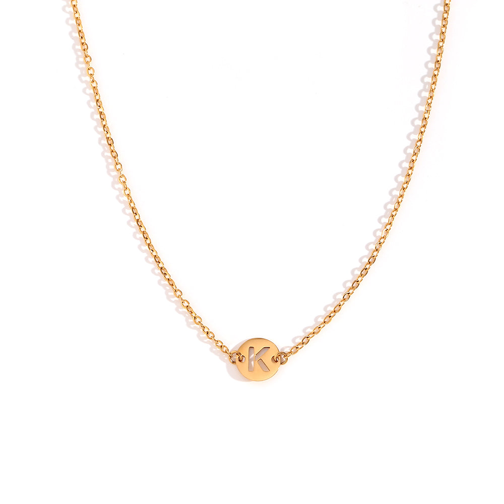 collar o colgante personalizado con letra inicial del nombre. ideal como regalo barato para invitadas a boda o testigos. es de acero inoxidable e hipoalergénico dorado o plateado. gold plated stainless steel letter necklace for wedding guests gift.
