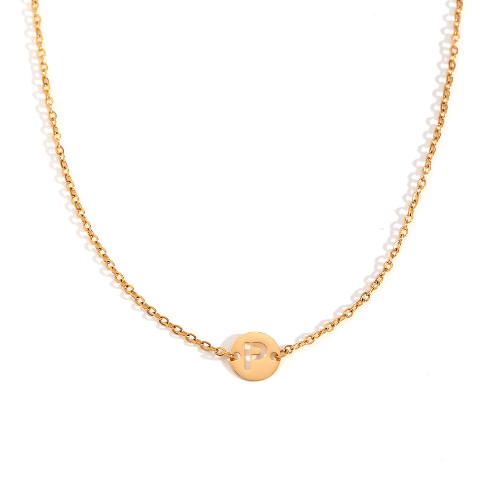collar o colgante personalizado con letra inicial del nombre. ideal como regalo barato para invitadas a boda o testigos. es de acero inoxidable e hipoalergénico dorado o plateado. gold plated stainless steel letter necklace for wedding guests gift.