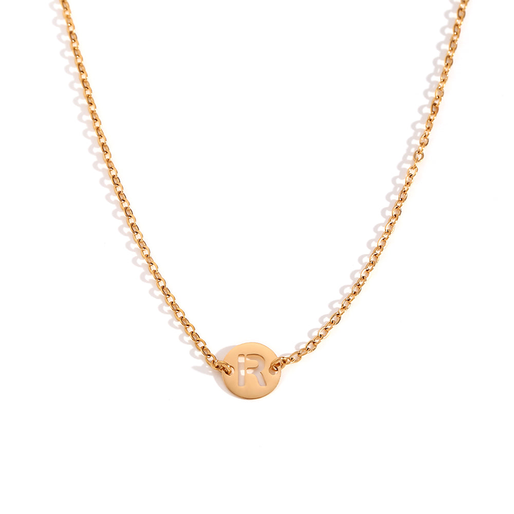collar o colgante personalizado con letra inicial del nombre. ideal como regalo barato para invitadas a boda o testigos. es de acero inoxidable e hipoalergénico dorado o plateado. gold plated stainless steel letter necklace for wedding guests gift.