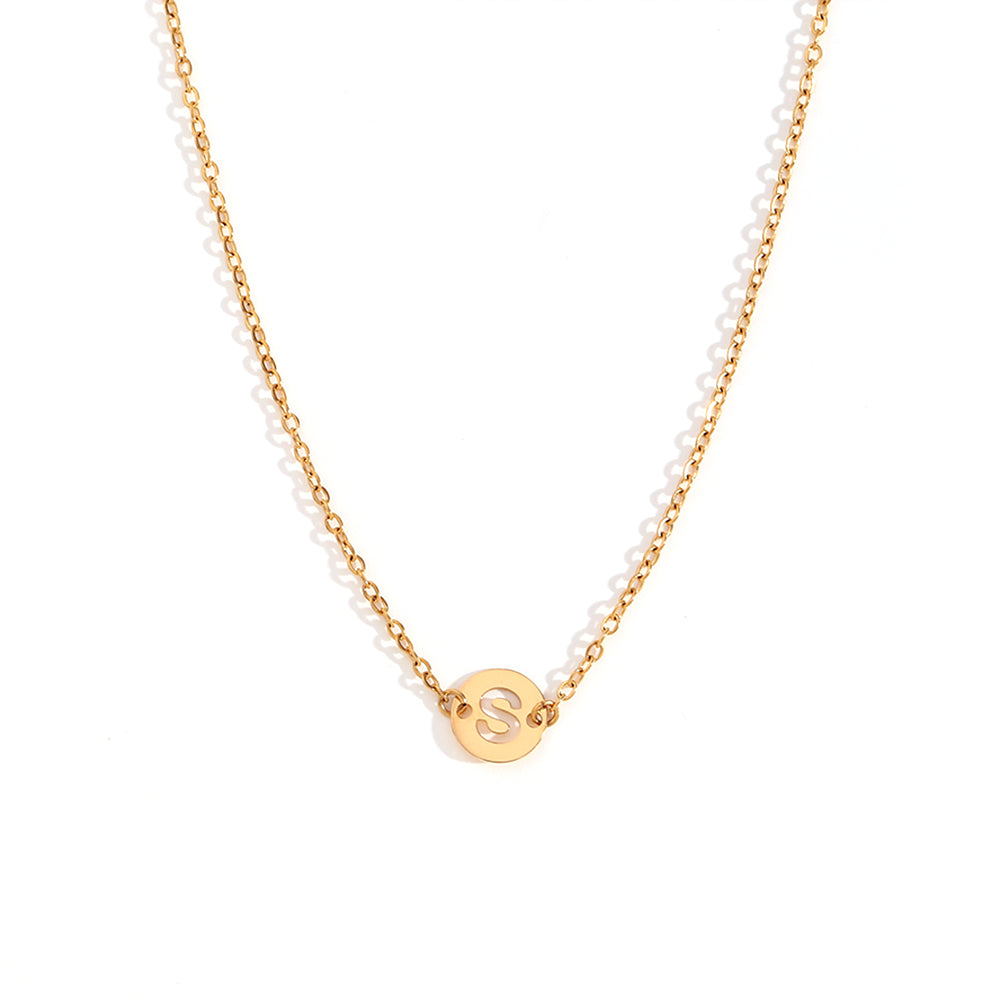 collar o colgante personalizado con letra inicial del nombre. ideal como regalo barato para invitadas a boda o testigos. es de acero inoxidable e hipoalergénico dorado o plateado. gold plated stainless steel letter necklace for wedding guests gift.