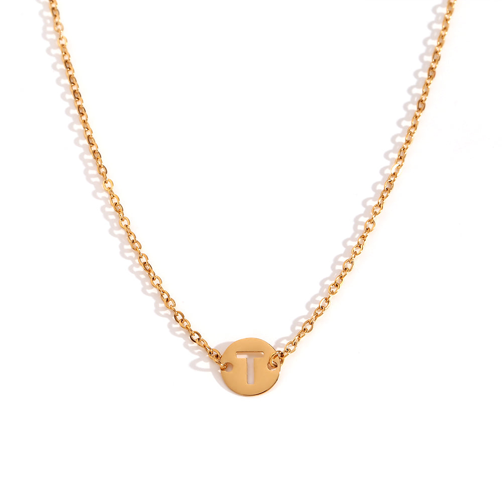 collar o colgante personalizado con letra inicial del nombre. ideal como regalo barato para invitadas a boda o testigos. es de acero inoxidable e hipoalergénico dorado o plateado. gold plated stainless steel letter necklace for wedding guests gift.