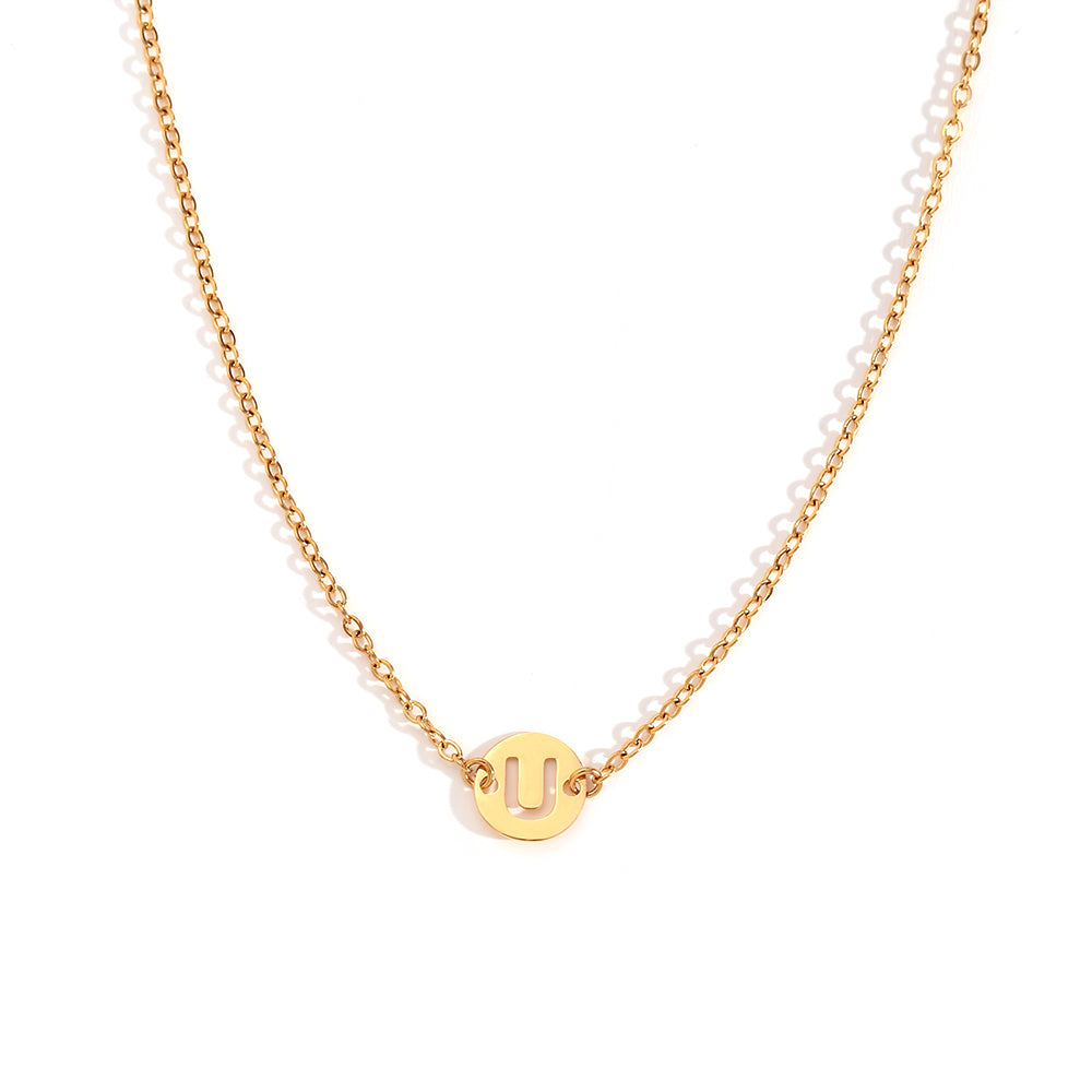 collar o colgante personalizado con letra inicial del nombre. ideal como regalo barato para invitadas a boda o testigos. es de acero inoxidable e hipoalergénico dorado o plateado. gold plated stainless steel letter necklace for wedding guests gift.