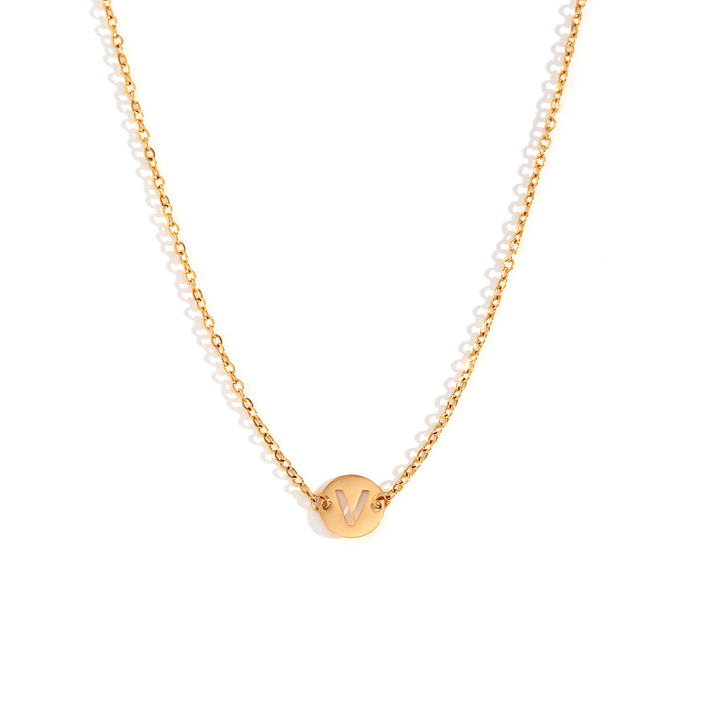 collar o colgante personalizado con letra inicial del nombre. ideal como regalo barato para invitadas a boda o testigos. es de acero inoxidable e hipoalergénico dorado o plateado. gold plated stainless steel letter necklace for wedding guests gift.