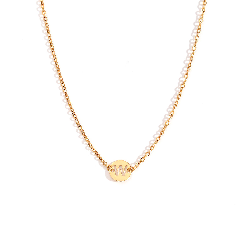collar o colgante personalizado con letra inicial del nombre. ideal como regalo barato para invitadas a boda o testigos. es de acero inoxidable e hipoalergénico dorado o plateado. gold plated stainless steel letter necklace for wedding guests gift.