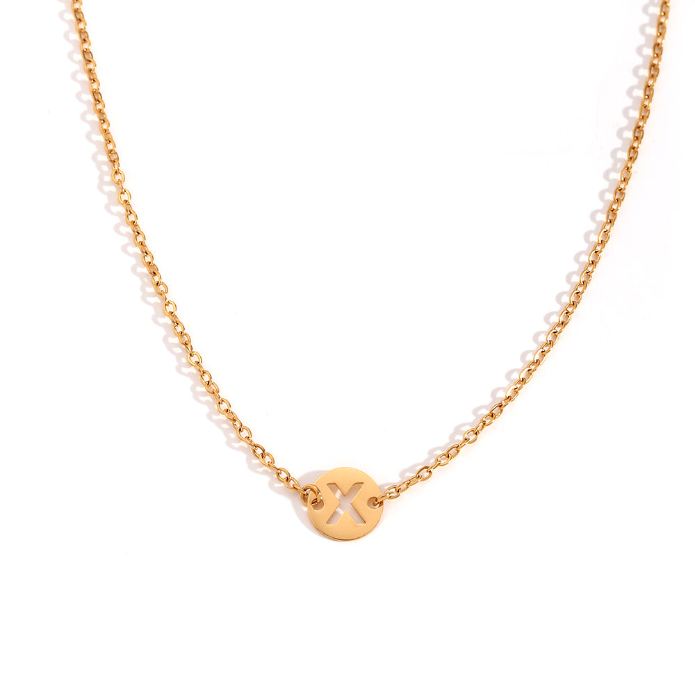collar o colgante personalizado con letra inicial del nombre. ideal como regalo barato para invitadas a boda o testigos. es de acero inoxidable e hipoalergénico dorado o plateado. gold plated stainless steel letter necklace for wedding guests gift.