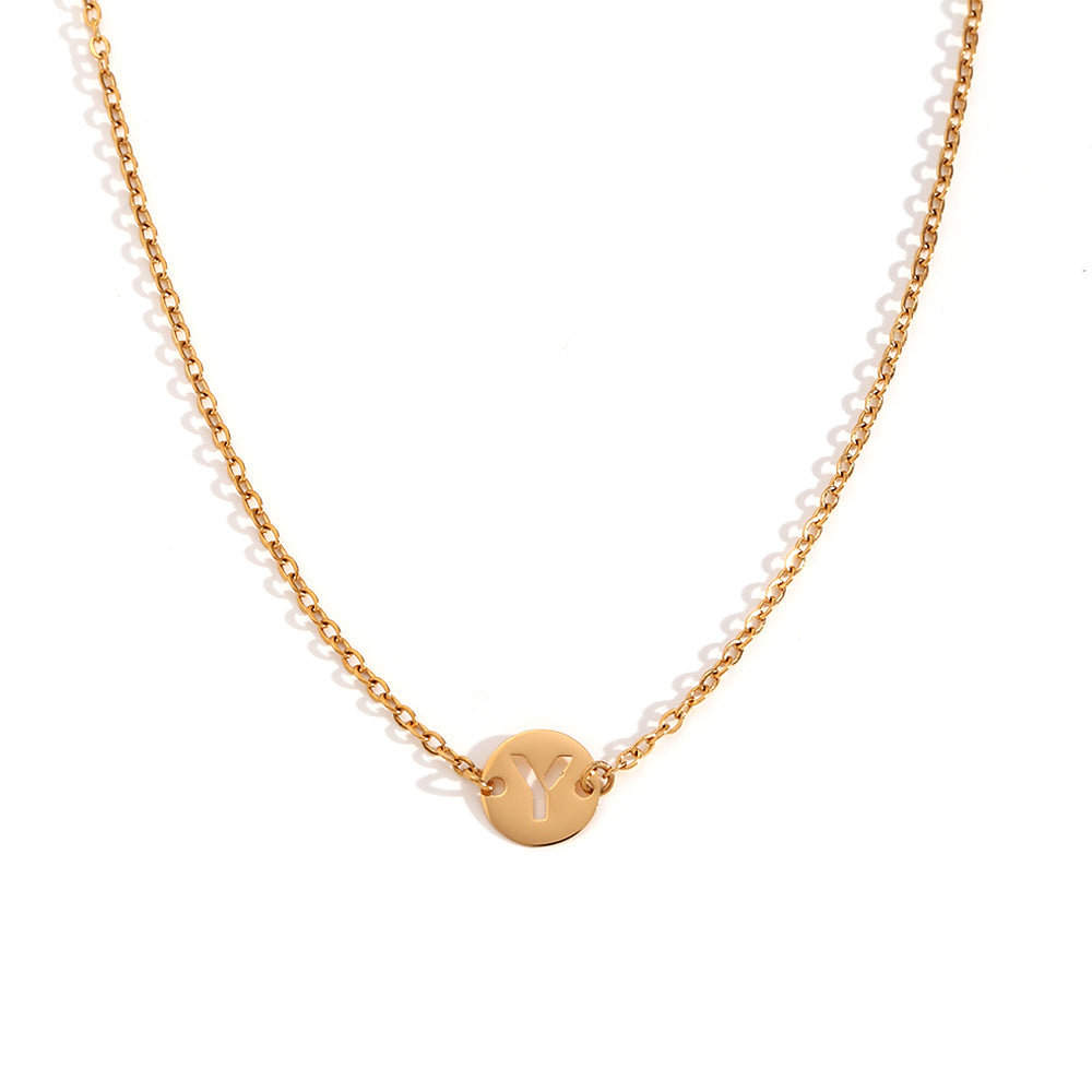 collar o colgante personalizado con letra inicial del nombre. ideal como regalo barato para invitadas a boda o testigos. es de acero inoxidable e hipoalergénico dorado o plateado. gold plated stainless steel letter necklace for wedding guests gift.
