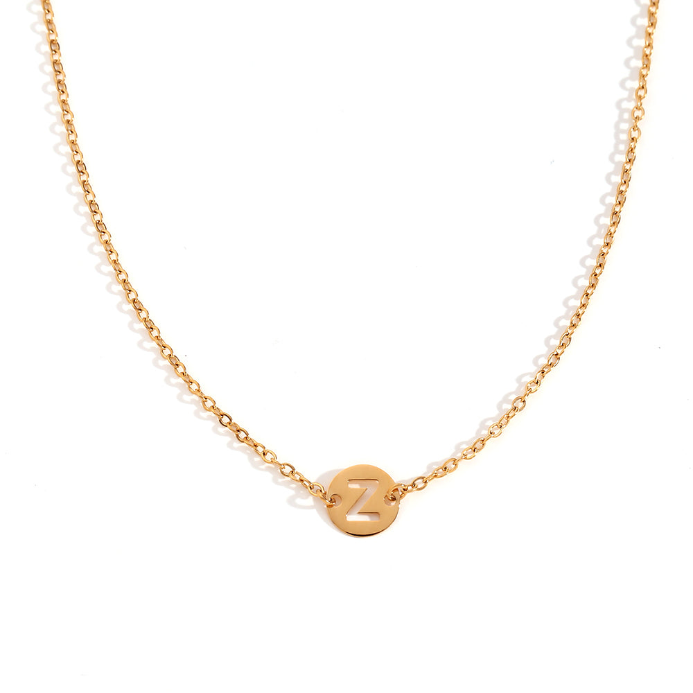 collar o colgante personalizado con letra inicial del nombre. ideal como regalo barato para invitadas a boda o testigos. es de acero inoxidable e hipoalergénico dorado o plateado. gold plated stainless steel letter necklace for wedding guests gift.