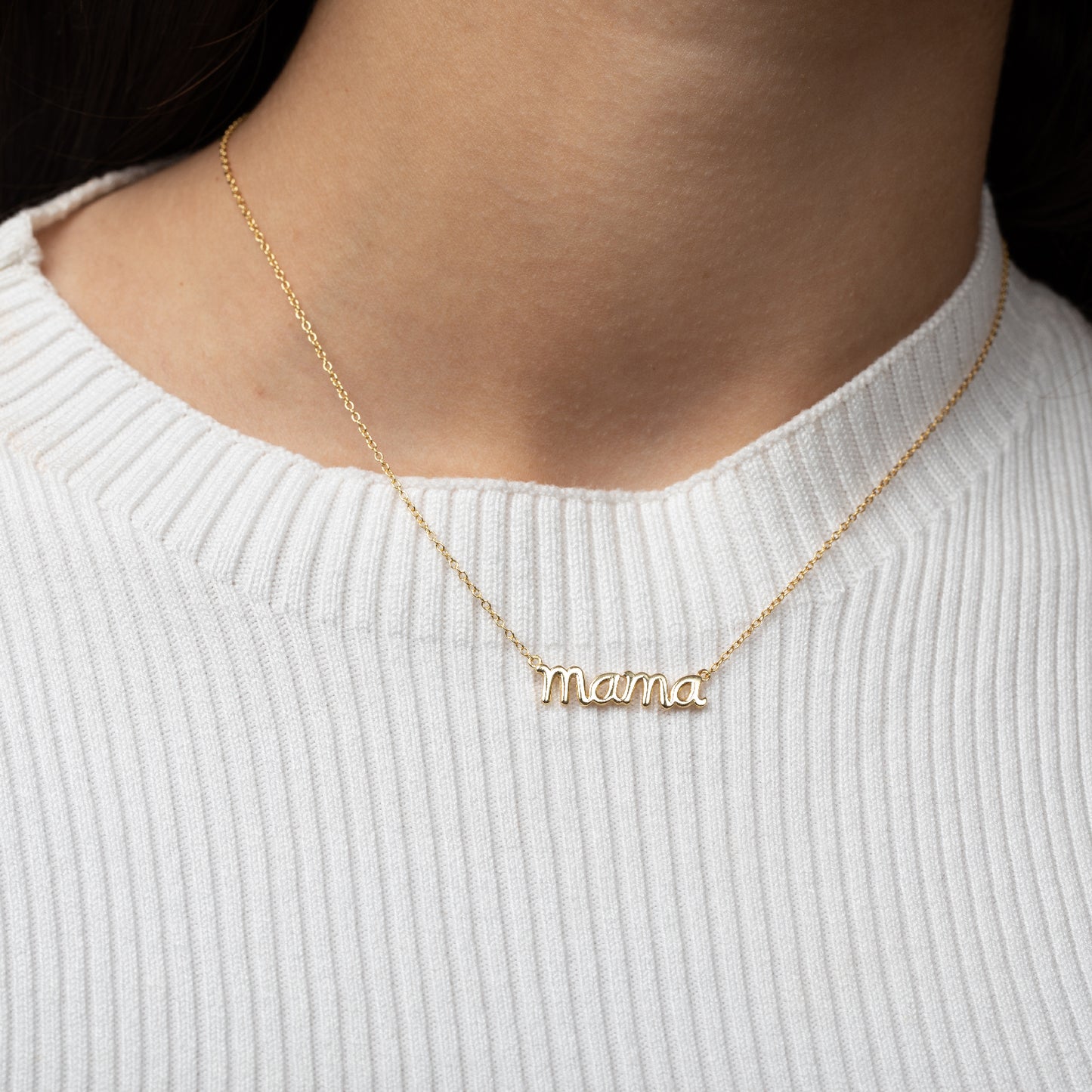 gargantilla con cadena y colgante de la palabra mamá en minúsculas confeccionada en plata de ley con baño de oro 18 kilates. es la joya perfecta para regalar en el día de la madre