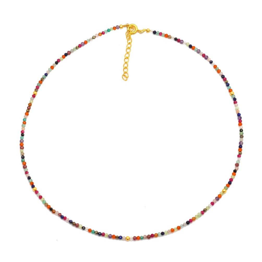 gargantilla o collar personalizado con inicial para regalar confeccionado con minerales multicolor. customize your natural stone necklace for a gift with letters.