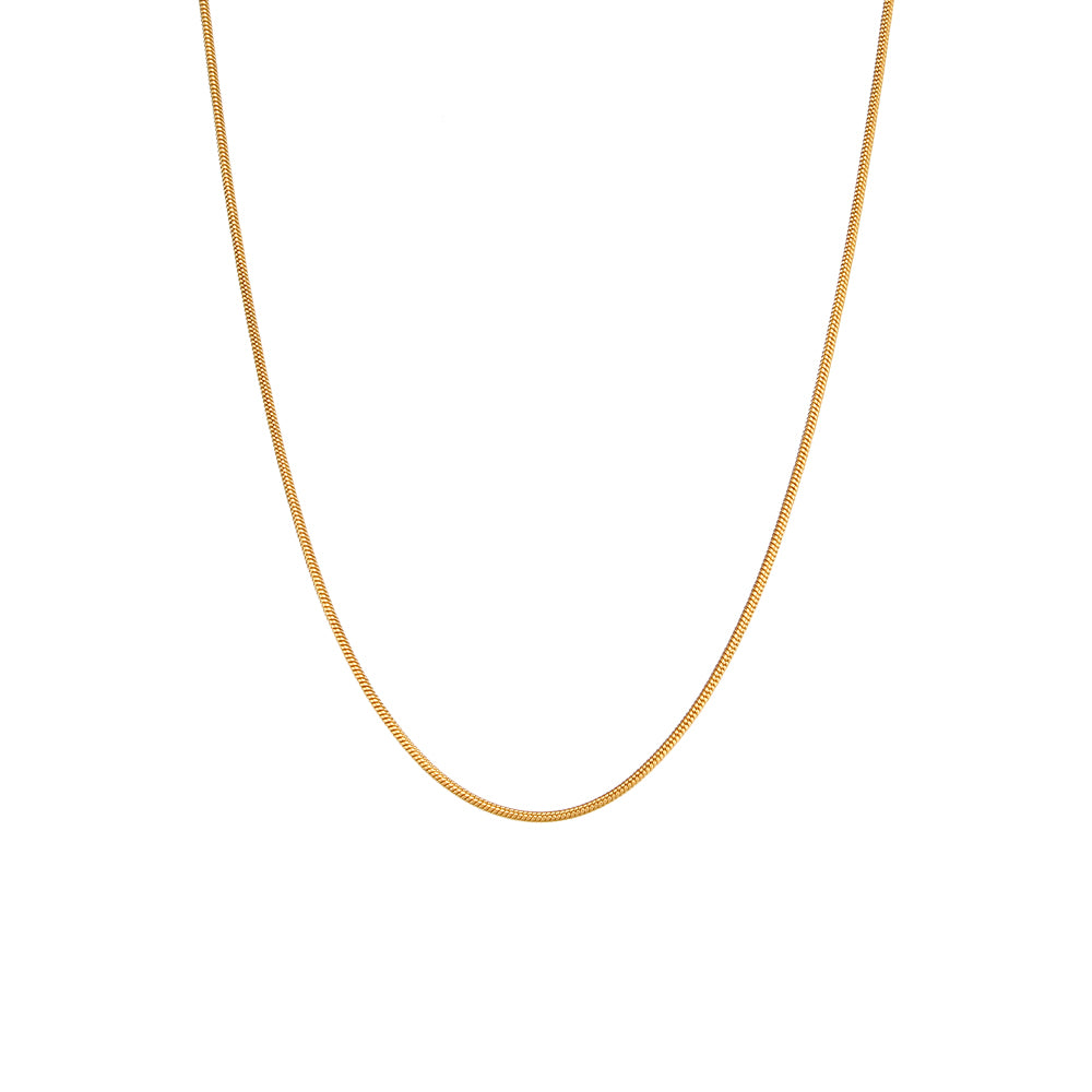 gargantilla o collar de cadena fina omega dorada. Es de acero hipoalergénico resistente al agua. gold plated stainless steel thin chain necklace