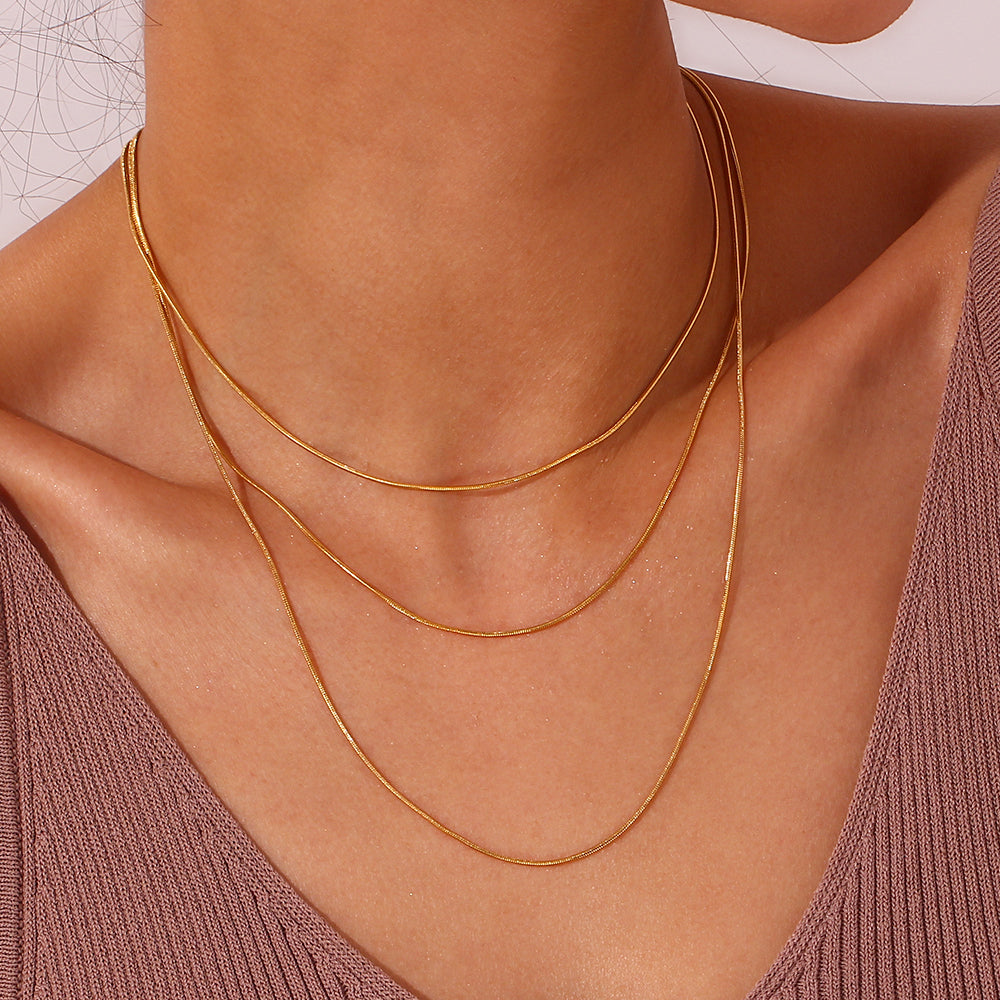 gargantilla o collar de cadena fina omega dorada. Es de acero hipoalergénico resistente al agua. gold plated stainless steel thin chain necklace