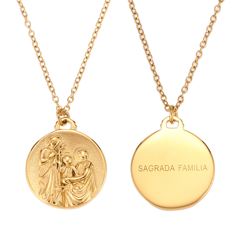 colgante con medalla de la sagrada familia. El material es acero inoxidable, quirúrgico e hipoalergénico color oro. Es un collar religioso católico perfecto para regalar en una primera comunión a niños y niñas.