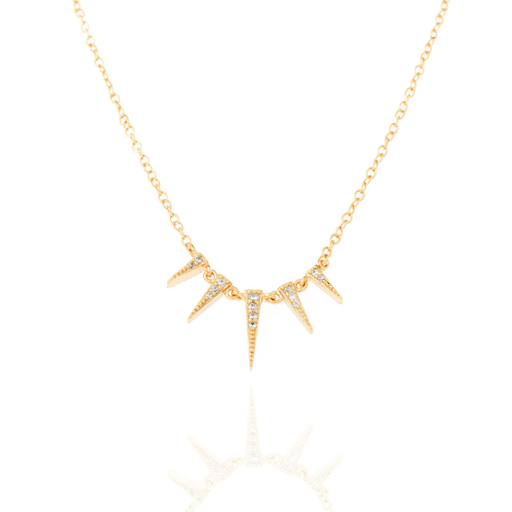 gargantilla con colgante de pinchos con circonitas. está confeccionada en plata de ley con baño de oro. gold plated sterling silver zircon spike pendant necklace