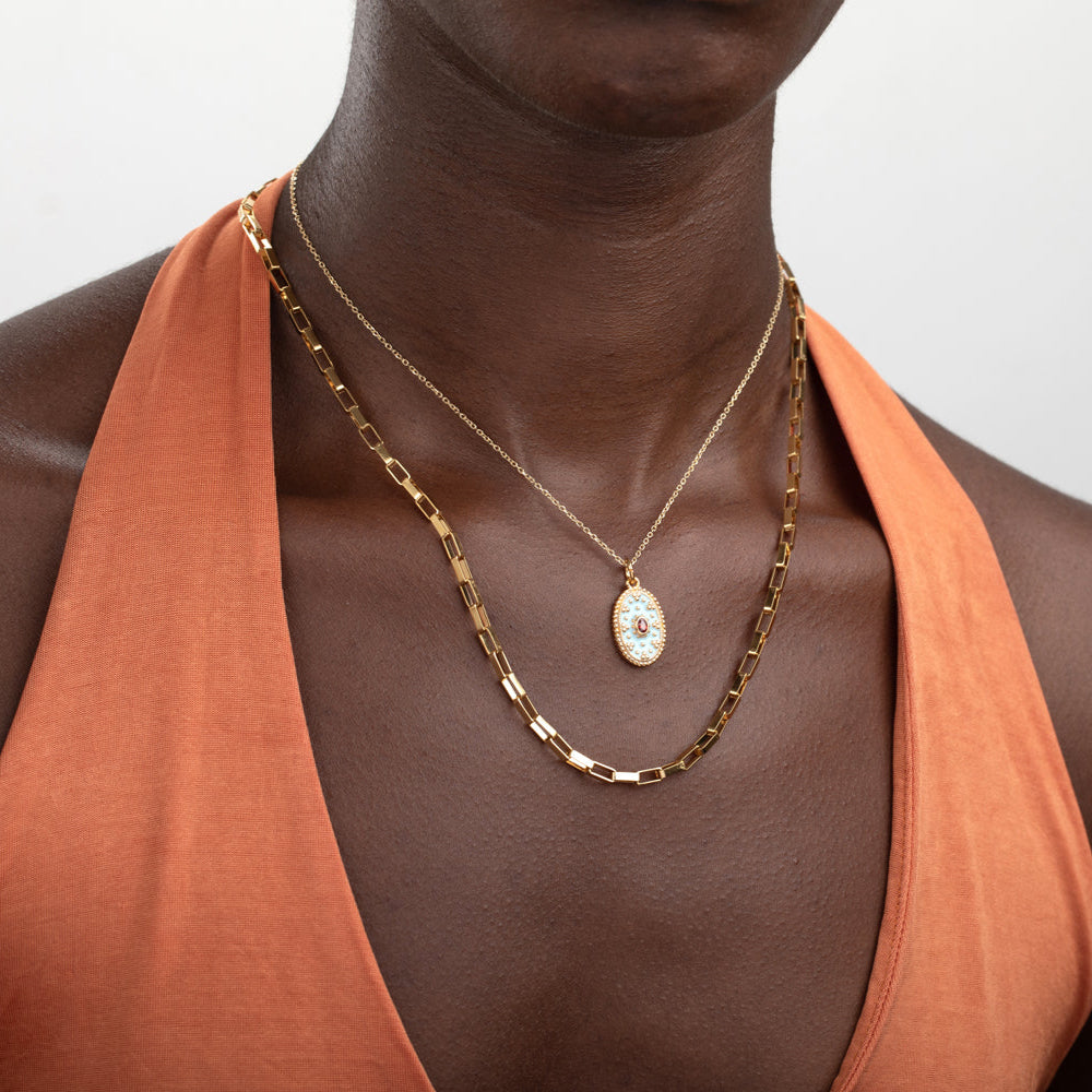 gargantilla o collar de cadena con eslabón grueso dorado. Es de acero hipoalergénico resistente al agua. gold plated stainless steel box chain necklace