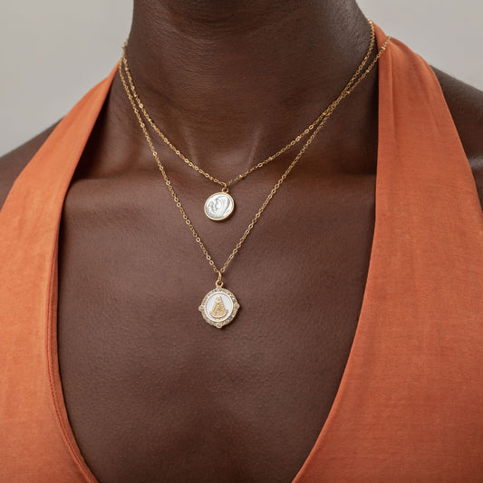 collar o cadena con medalla de la virgen del rosario y circonitas. Esta gargantilla está confeccionada en acero 316L hipoalergénico con baño de oro 18 kilates y es resistente al agua. Gold plated stainless steel virgin mary pendant necklace with natural mineral stone.
