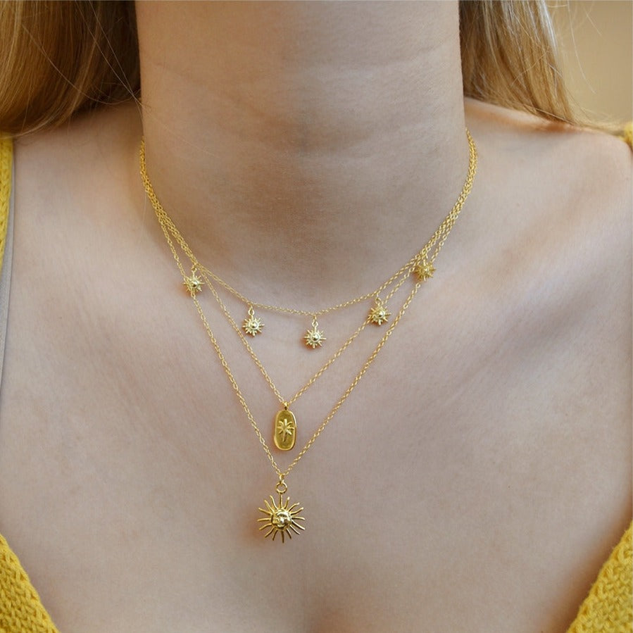 gargantilla con sol colgante para verano. El material es plata rodiada o con baño de oro 18 kilates. gold plated sterling silver sun pendant summer necklace