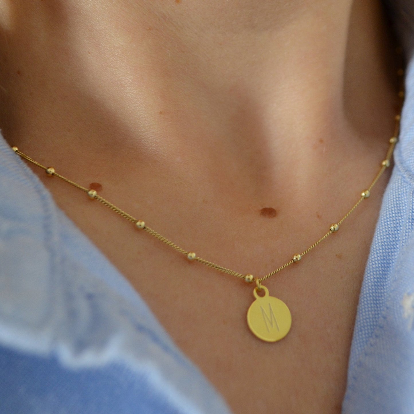 Gargantilla personalizada con cadena y colgante pequeño de la incial de tu nombre. Está confeccionado en plata de ley con baño de oro 18 kilates