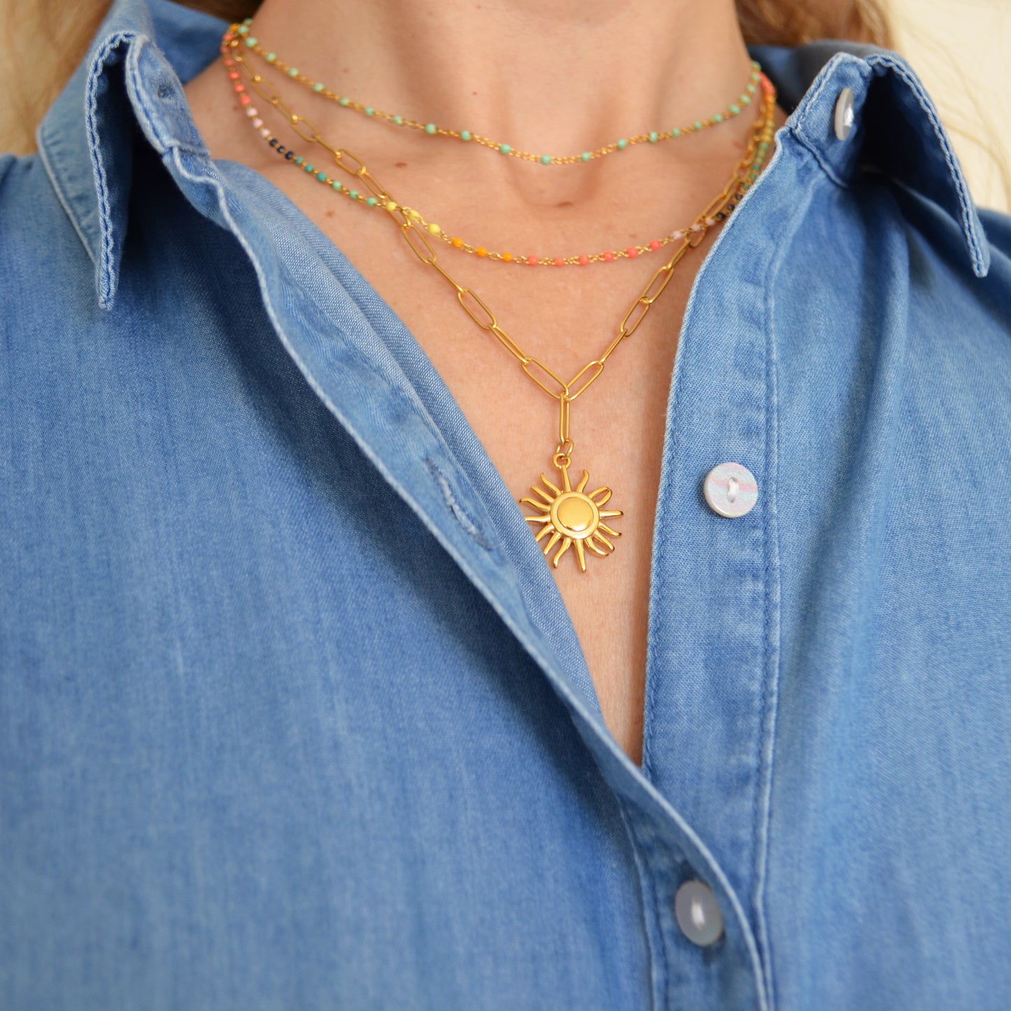 COLLAR largo con sol resistente al agua confeccionado en acero inoxidable con baño de oro 18 kilates. Gold plated stainless Steel adjustable waterproof gold plated stainless steel long sun pendant necklace