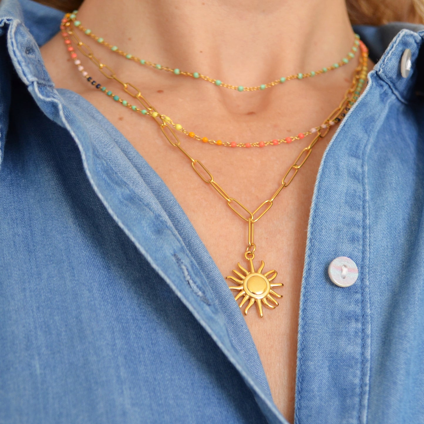 gargantilla dorada waterproof o resistente al agua confeccionada en acero con baño de oro de 3 micras. Tiene bolitas de enamel verde menta y el cierre es ajustable. collar hipoalergénico e inoxidable. gold plated stainless steel mint green bead necklace.