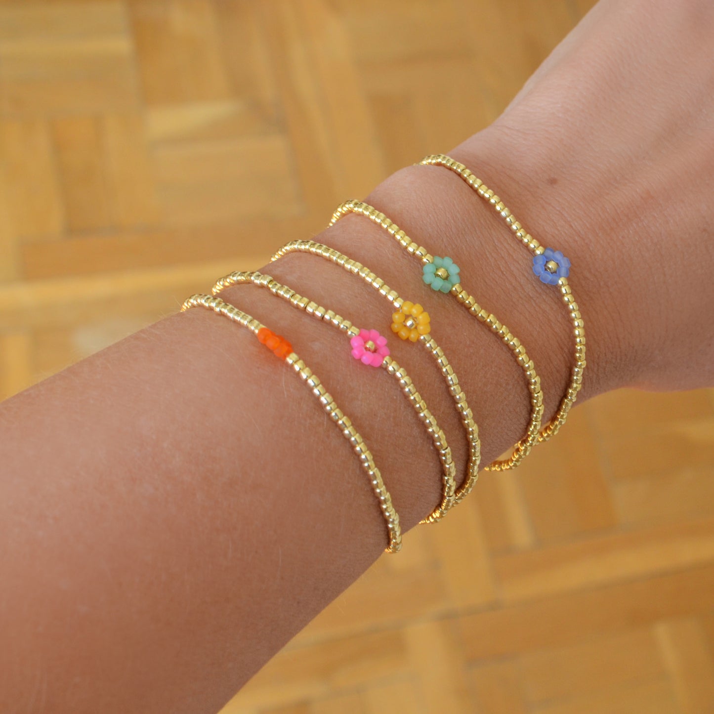 pulsera de hilo con abalorios de cristal miyuki y flores de colores para verano.