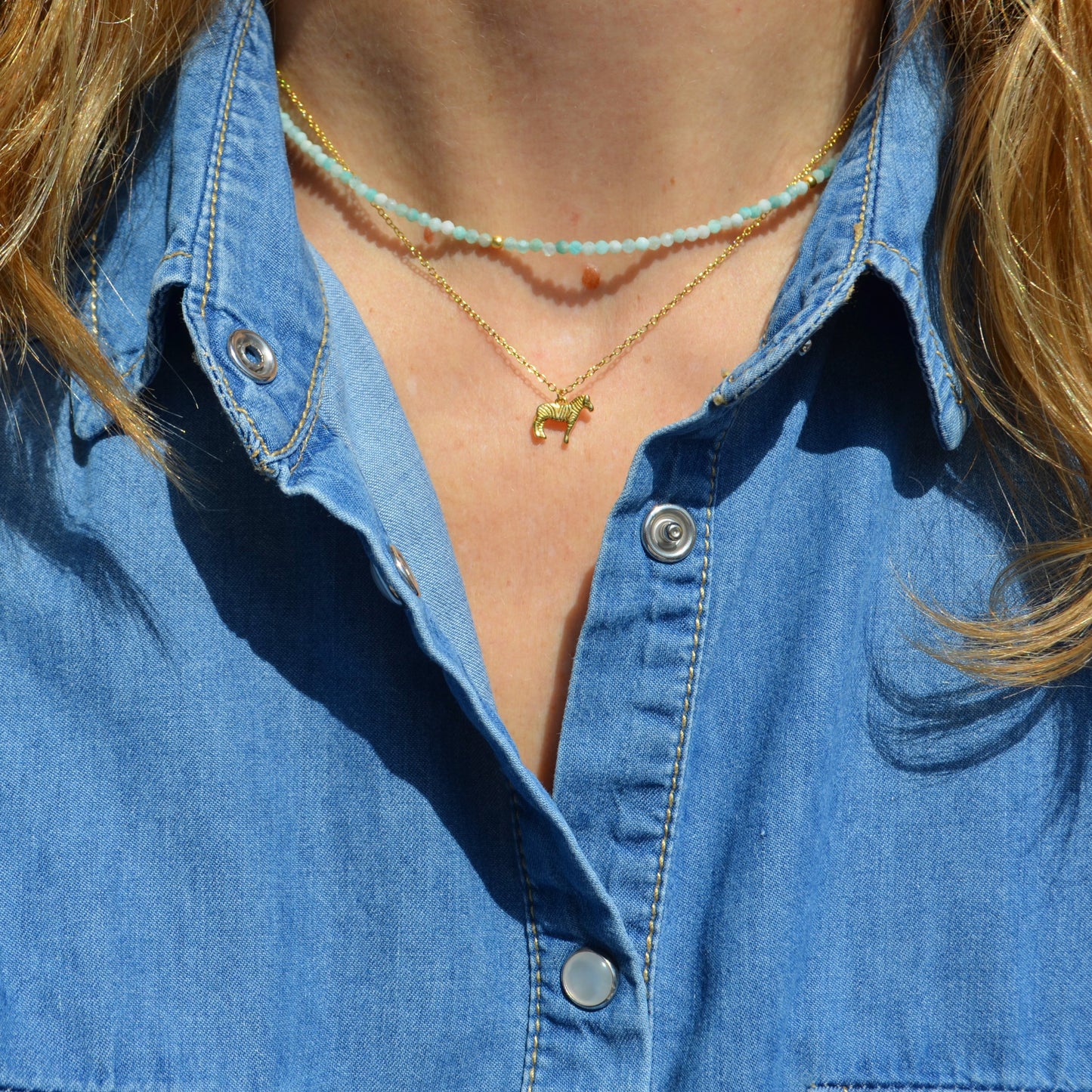 gargantilla o collar personalizado con inicial para regalar confeccionado con minerales multicolor. customize your natural stone necklace for a gift with letters.