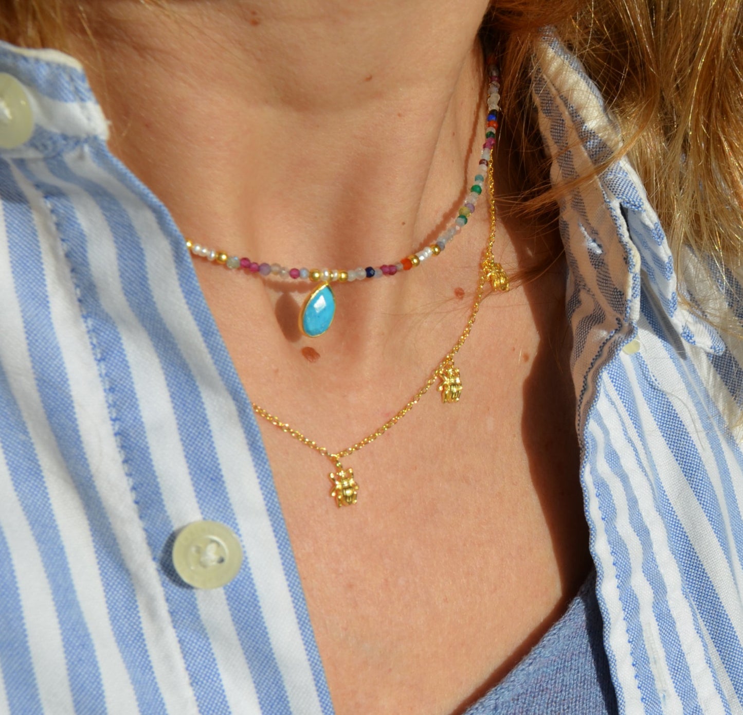 gargantilla o collar personalizado con inicial para regalar confeccionado con minerales multicolor. customize your natural stone necklace for a gift with letters.
