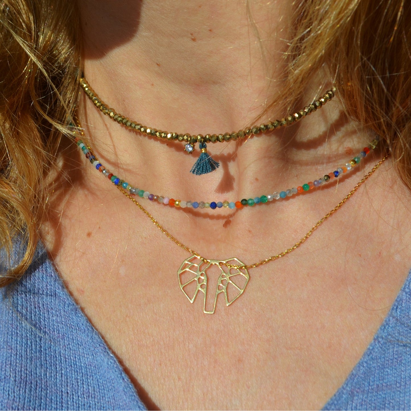 gargantilla o collar personalizado con inicial para regalar confeccionado con minerales multicolor. customize your natural stone necklace for a gift with letters.