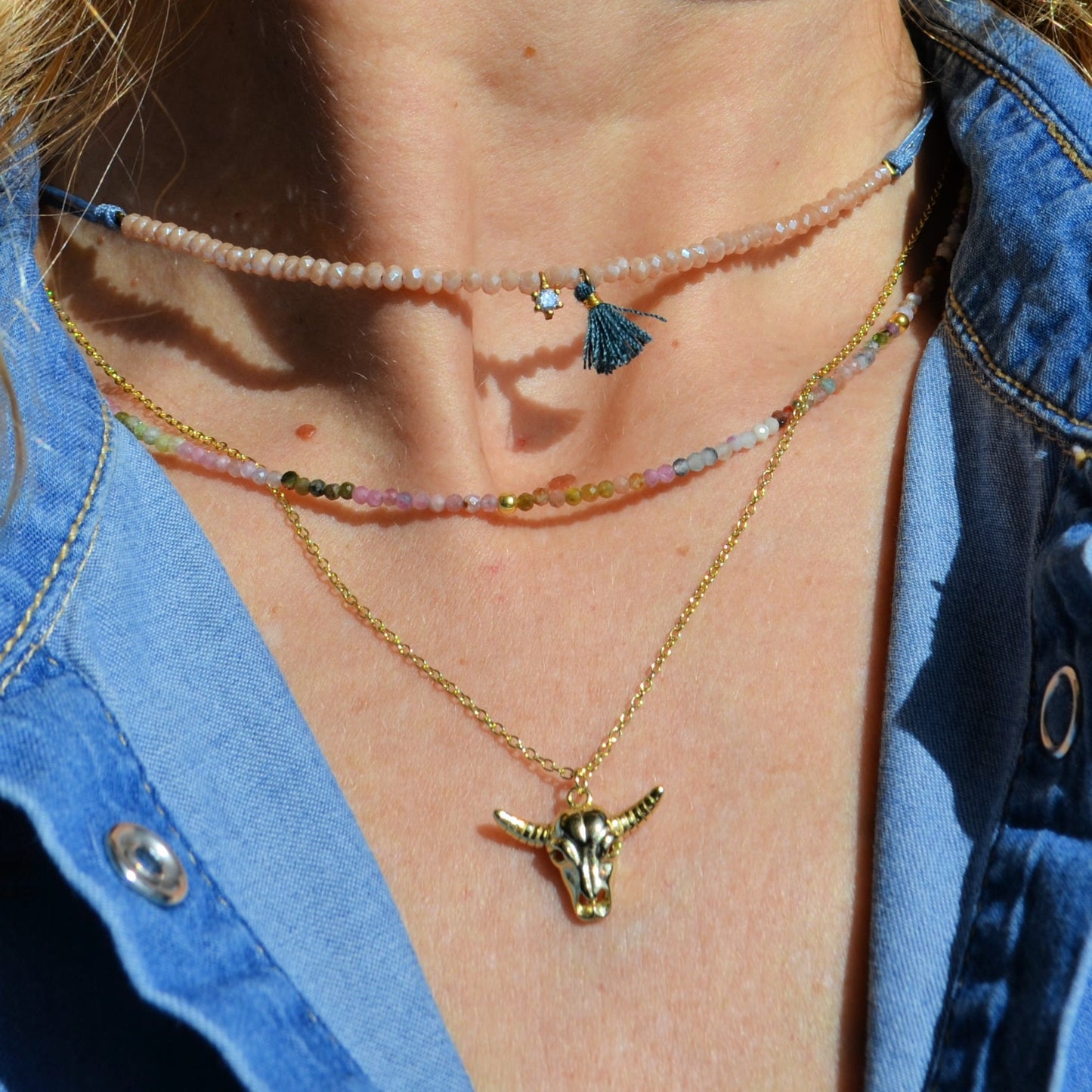 gargantilla o collar personalizado con inicial para regalar confeccionado con minerales multicolor. customize your natural stone necklace for a gift with letters.