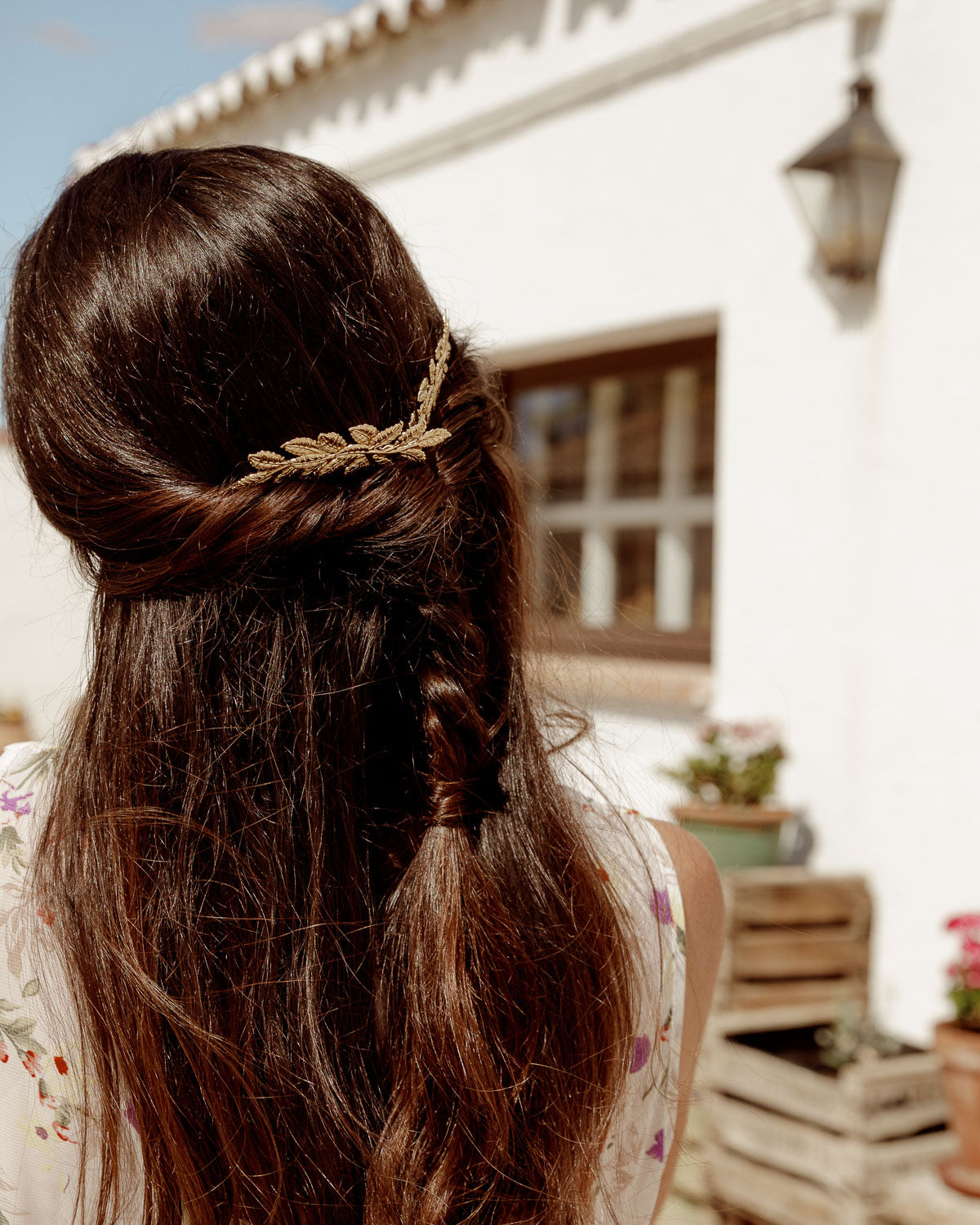 peineta de pelo dorada con hojas para adornar un peinado de invitada a boda