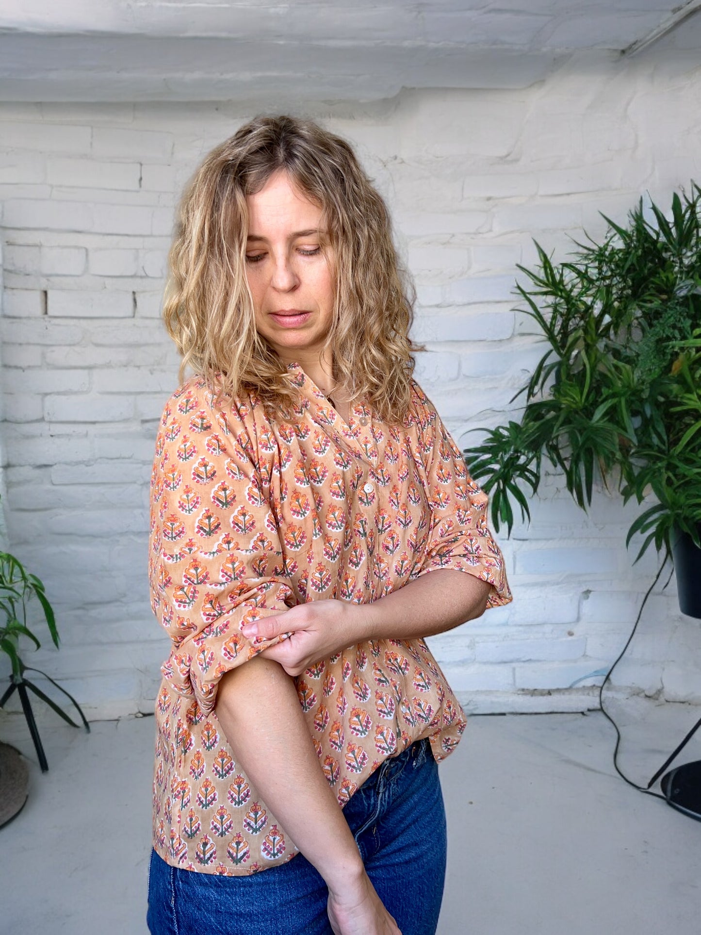 camisa étnica o blusa de algodón estampada para verano. tiene print indio y es de color amarillo, ocre y mostaza. yellow and mustard ethnic indian print cotton blouse