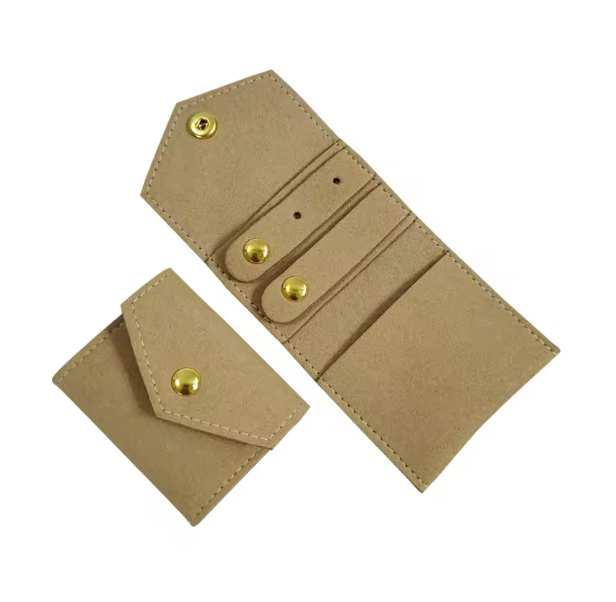 joyero enrollable pequeño de viaje con cierre automático para llevar collares, pulseras, anillos y pendientes. Tiene revestimiento de microfibra para proteger las joyas y que no se rayen. es un regalo perfecto para el día de la madre, para niñas y adolescentes.