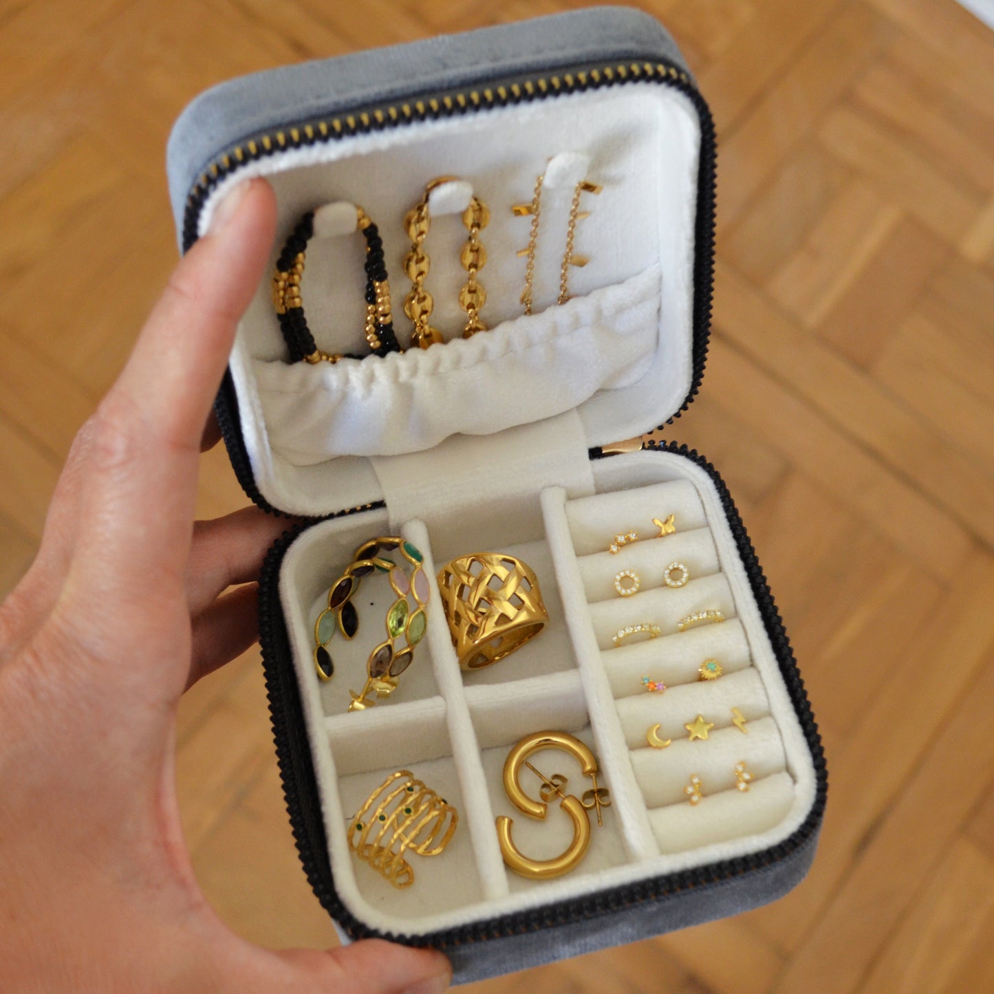 joyero cuadrado pequeño de viaje con cierre de cremallera y compartimentos para llevar collares, pulseras, anillos y pendientes. Tiene revestimiento de terciopelo o microfibra para proteger las joyas y que no se rayen. es un regalo perfecto para el día de la madre, para niñas y adolescentes.