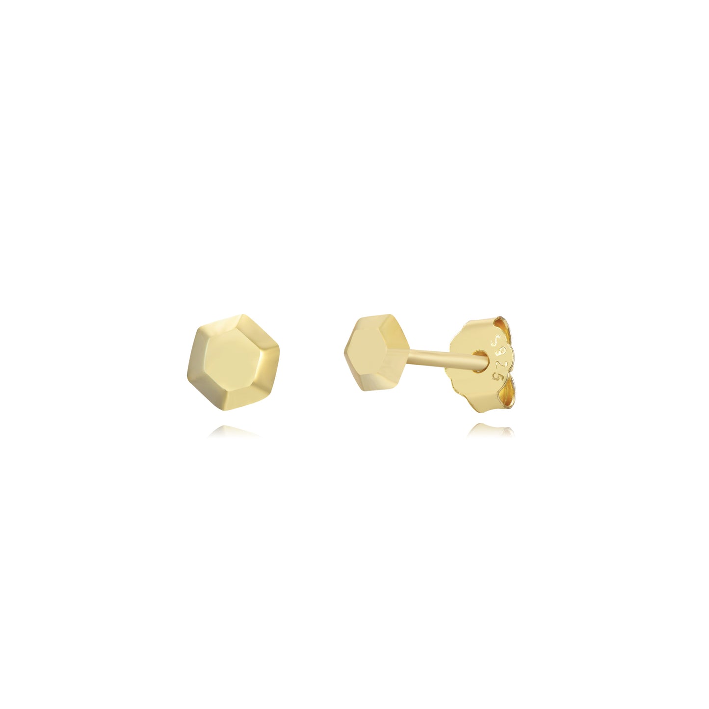 Pequeños pendientes mini de hexágono medida 4 mm para llevar en agujeros de piercing y que están confeccionados en plata de ley con baño de oro 18 kilates. gold plated sterling silver mini hexagon earrings for piercing